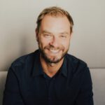 freier-trauredner-johann-wulf-strauss-und-fliege-katarina-fedora2-scaled